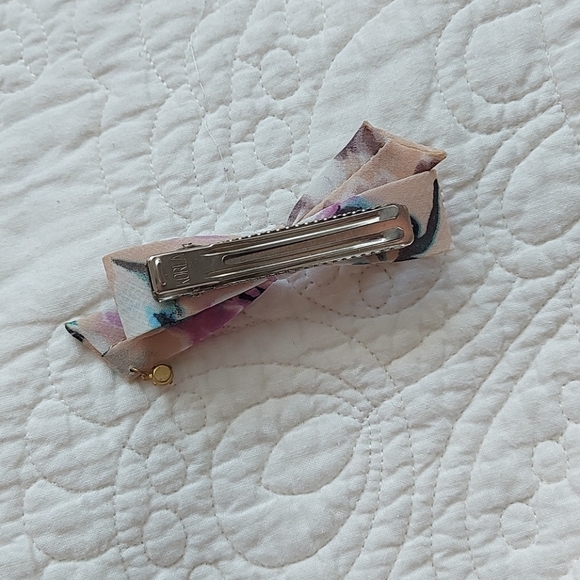 Cute floral bow hair clip with floral detail - Picture 3 of 3